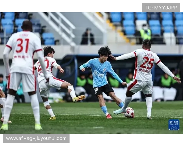 大连足球赛场风波再起 球迷扔坐垫事件引发广泛关注